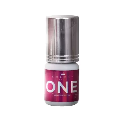 Frasco pequeno de cola para cílios com rótulo vermelho e tampa prateada