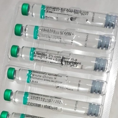 Seis ampolas transparentes com tampa verde em blister