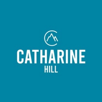 Logótipo branco CATHARINE HILL com montanha em fundo azul
