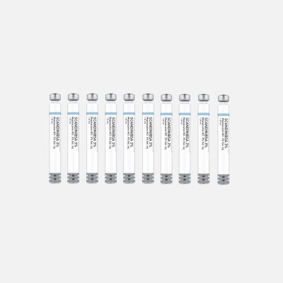 Dez tubos de ensaio com tampas prateadas e etiquetas brancas alinhados