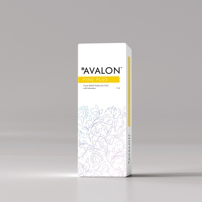 Embalagem branca com padrão floral azul claro e rosa, texto da marca AVALON FINE PLUS e faixa amarela