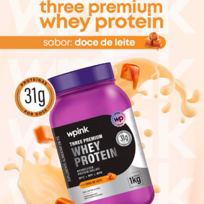 Frasco de suplemento whey protein sabor doce de leite sobre fundo com leite e doce de leite