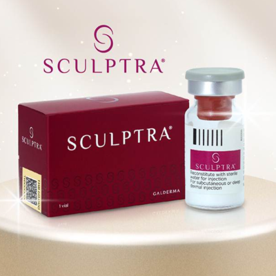 Frasco e caixa do produto Sculptra sobre superfície bege