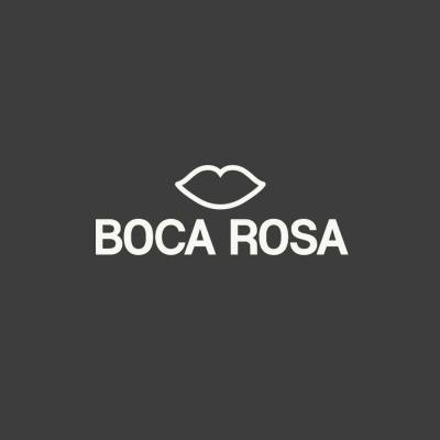 Logótipo com o texto BOCA ROSA e ícone de lábios branco