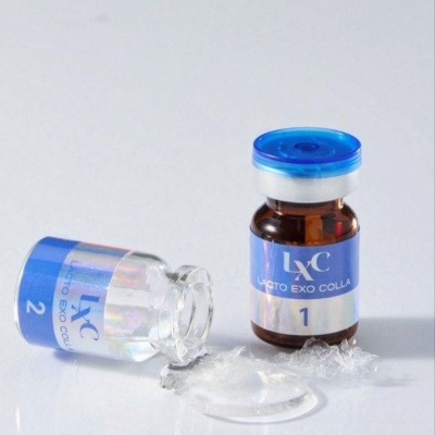 Frascos de vidro médicos com conteúdo transparente e rótulos azuis com os números 1 e 2