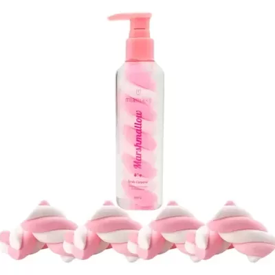 Frasco com líquido rosa e bomba rosa ao lado de marshmallows rosa e branca