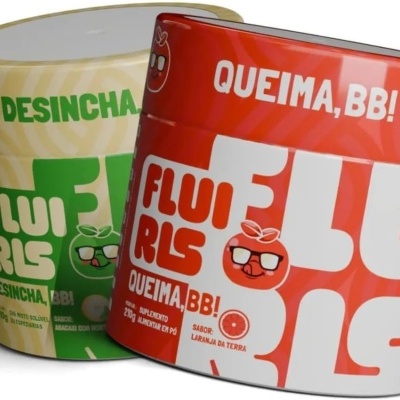 Dois recipientes cilíndricos de suplemento alimentar FLUIRLS, um vermelho e um amarelo, com textos e ilustrações de frutas.