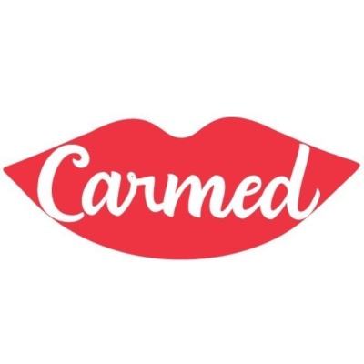 Logotipo Carmed com lábios vermelhos