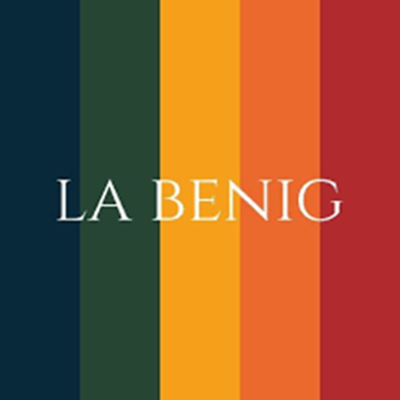 Cinco faixas verticais coloridas com texto LA BENIG