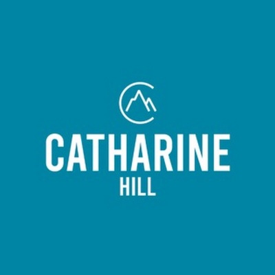 Logótipo branco CATHARINE HILL com montanha em fundo azul