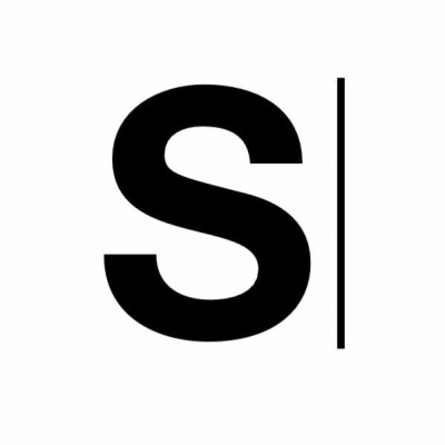 Letra S preta com linha vertical preta ao lado sobre fundo branco