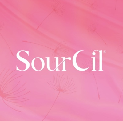 Fundo rosa com desenhos de dente-de-leão e texto 'SourCil' em branco
