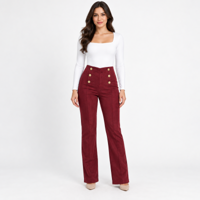 Mulher com blusa branca e calças vinhas altas com botões