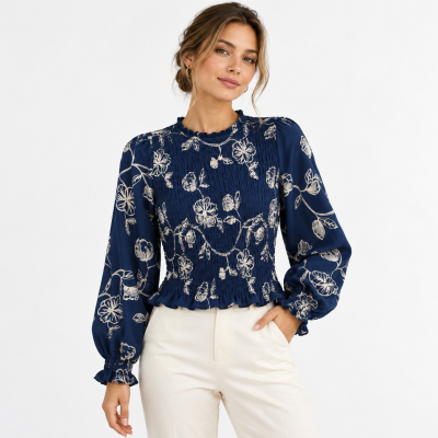 Blusa azul com padrão floral branco e mangas compridas bufantes