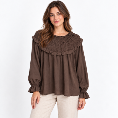 Blusa castanha feminina com gola e punhos franzidos e babados