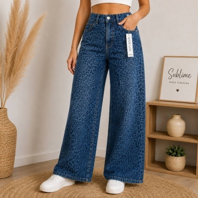 Calças largas de ganga com padrão animal print azul