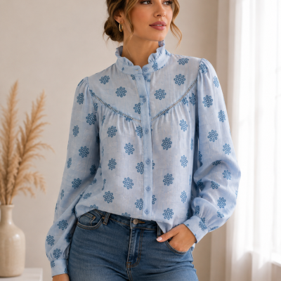 Blusa azul clara com padrão floral e jeans azul