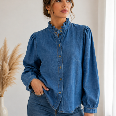 Blusa de ganga azul com botões e gola folhada