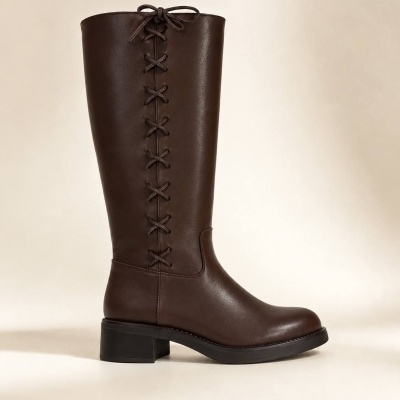 Bota alta castanha com atacadores decorativos e salto preto