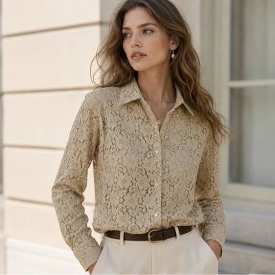 Camisa de renda floral bege com botões e gola clássica em mulher