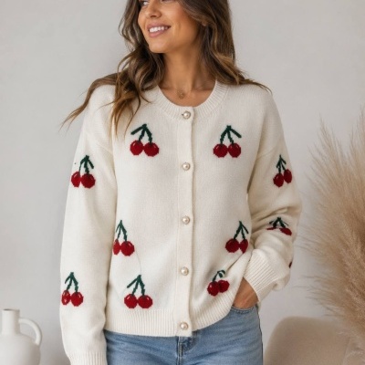 Camisola cardigan creme com padrão de cerejas vermelhas e folhas verdes com botões perolados