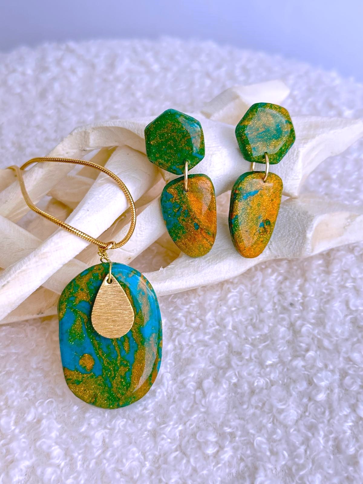 Ilha Dourada Colar e brincos em tons verde, azul e dourado com pendente metálico