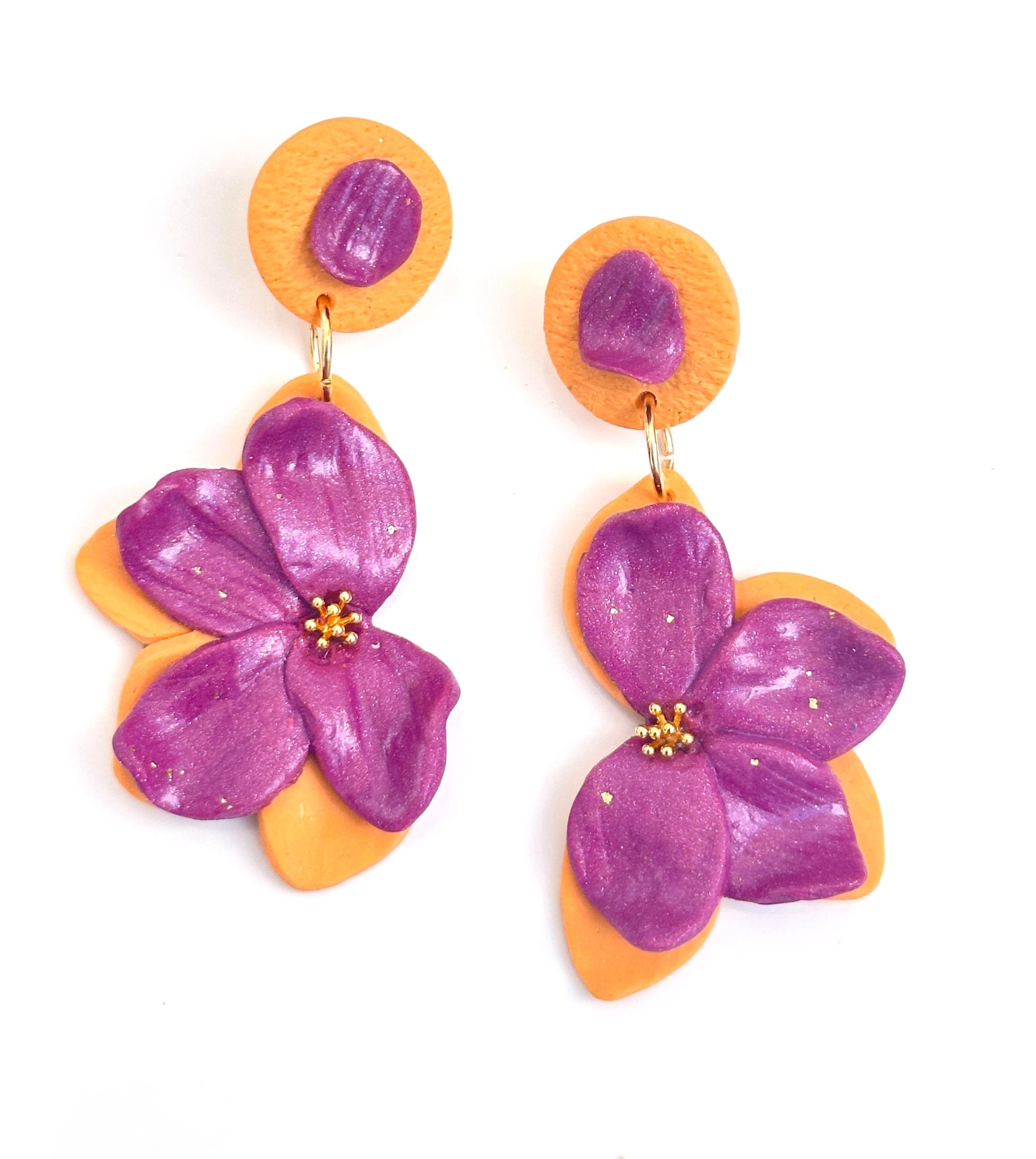 Flor Violeta Brincos pendentes com flor roxa e base laranja em fundo branco