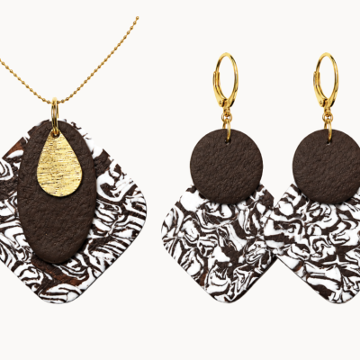 Conjunto de joias colar e brincos com padrões marmoreados branco e preto e detalhes em couro castanho e dourado
