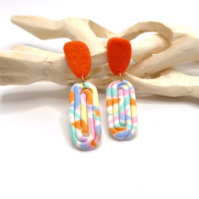 Brincos coloridos de duas peças com padrão multicolor pastel