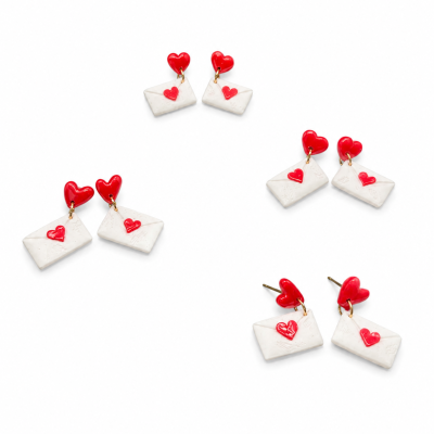 Brincos de envelope branco com coração vermelho