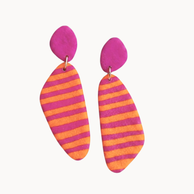 Brincos coloridos com padrão listrado rosa e laranja e parte superior rosa