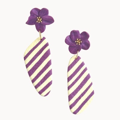 Brincos com flor roxa e pendente riscado roxo e creme