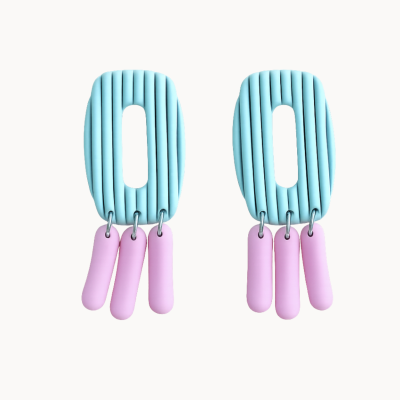Brincos azuis com pendentes rosa num fundo branco