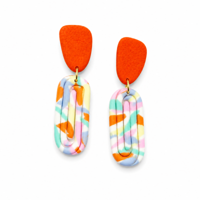 Brincos coloridos com base laranja e pendente multicolorido