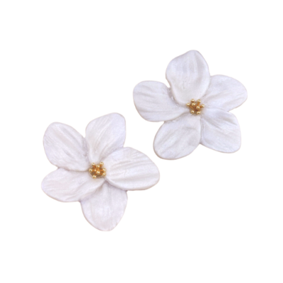 Duas flores artificiais brancas com centros dourados