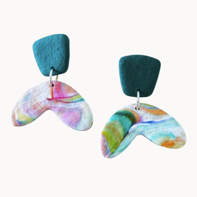 Brincos argola azul turquesa e pendente multicolorido