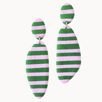 Brincos ovais com riscas rosa e verde