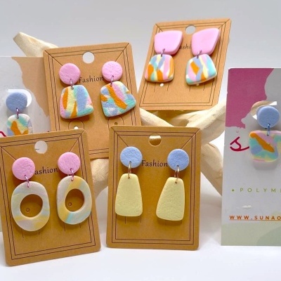 Brincos coloridos de argila polimérica em cartões de papel