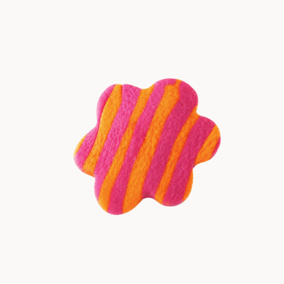 Pastilha aromática em forma de flor rosa e laranja sobre fundo branco