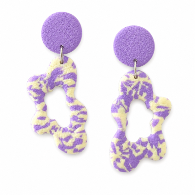 Brincos pendentes lilás e creme com design abstrato