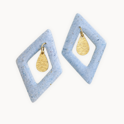 Brincos geométricos losango azul claro com pendente dourado em forma de lágrima