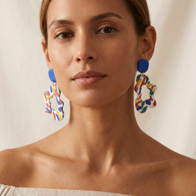 Brincos grandes coloridos com base azul em modelo mulher