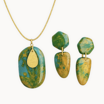 Conjunto de colar com pendente verde e dourado e brincos a condizer