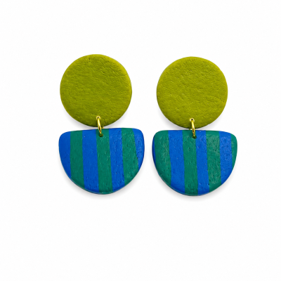 Brincos redondos verde mostarda com meia-lua riscada azul e verde