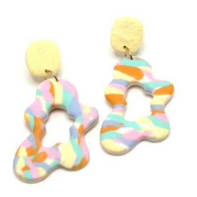Brincos pendentes coloridos em padrão abstrato