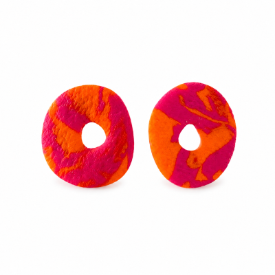 Brincos redondos laranja e rosa com buraco ao centro.