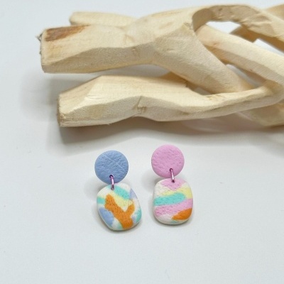 Brincos coloridos em polymer clay com formas arredondadas e padrão colorido abstrato
