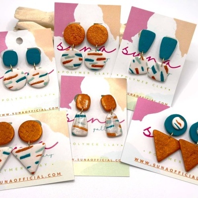 Brincos de argila polimérica em várias formas e cores com cartões de apresentação