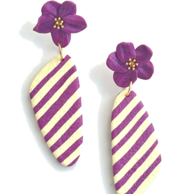 Brincos com flor roxa e pendente às riscas roxas e brancas