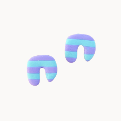 Brincos em forma de U com listras azul turquesa e roxo.